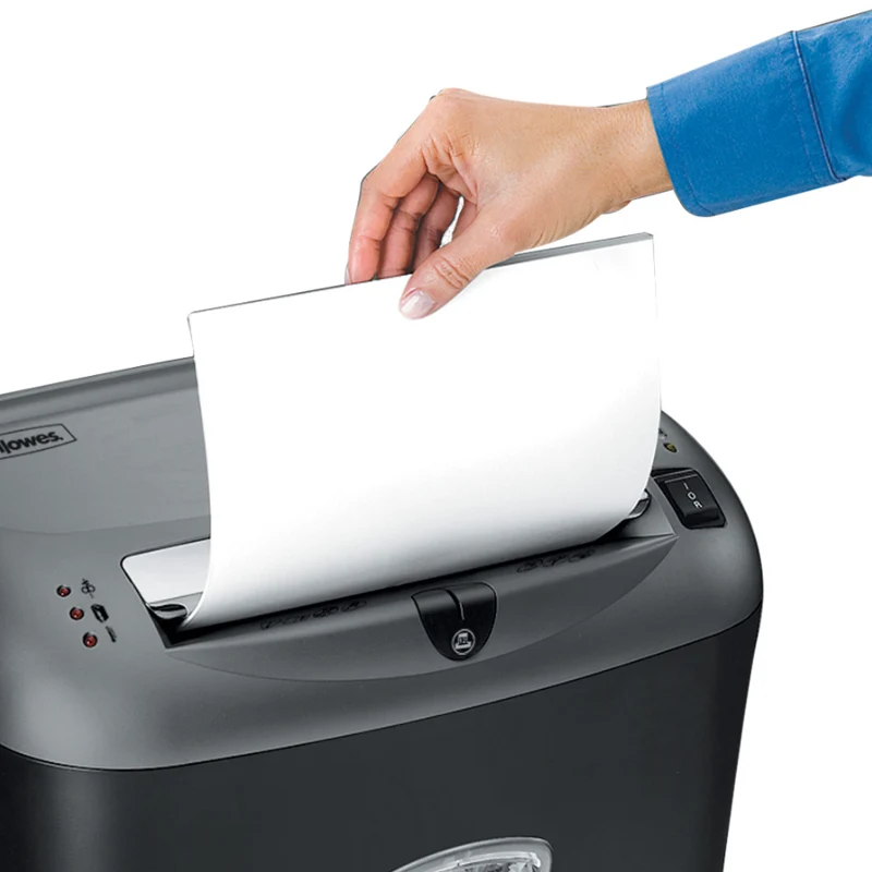 وارد کردن کاغذ در کاغذ خردکن Powershred 75C فلوز
